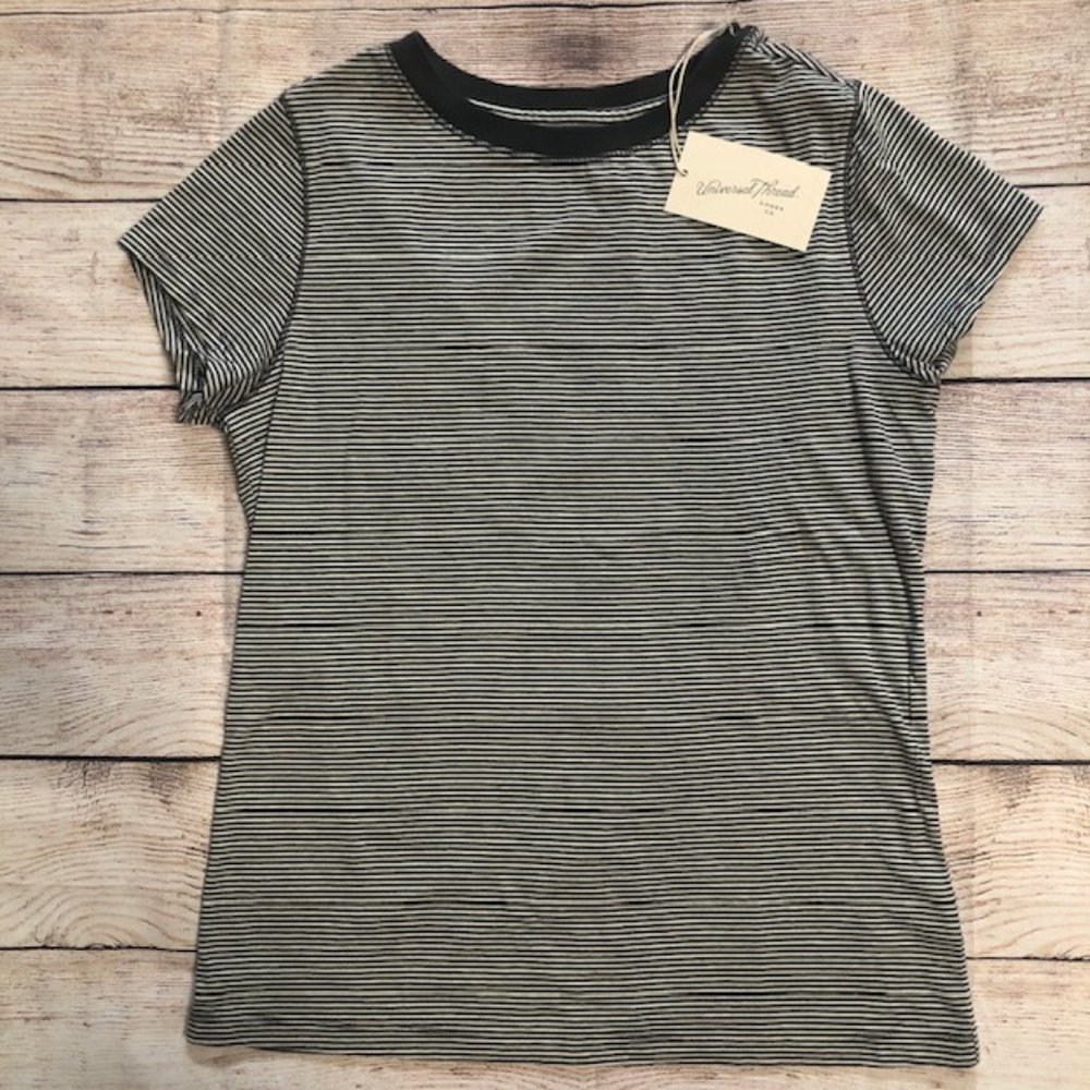 ⭐️⭐️UNIVERSAL THREAD T-SHIRT